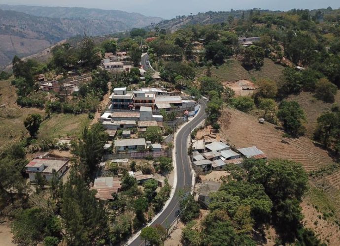 Presidente Jimmy Morales y ministro de Comunicaciones supervisaron reposición de tramo carretero entre San Raymundo y Chuarrancho