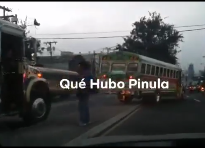 VIDEO: Buses extraurbanos ponen en peligro a conductores en Calzada San Juan al pasarse el arriate central