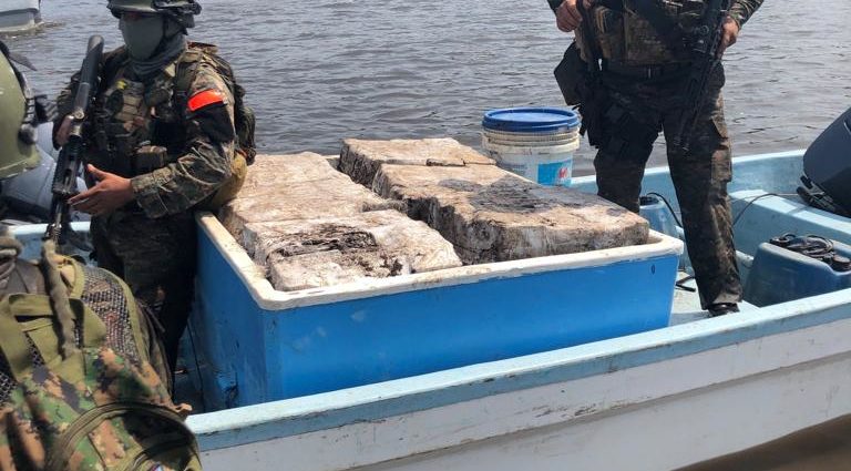 Ejército de Guatemala localiza 53 tulas más con posible cocaína