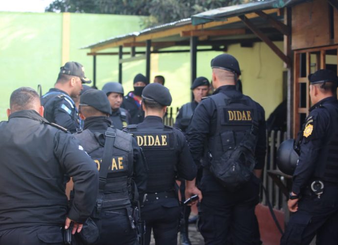 Localizan dos armas de fuego y municiones en requisa en Pavón