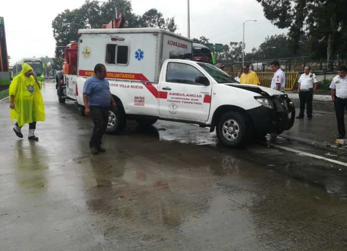 Ambulancia fuera de emergencia colisiona Transmetro
