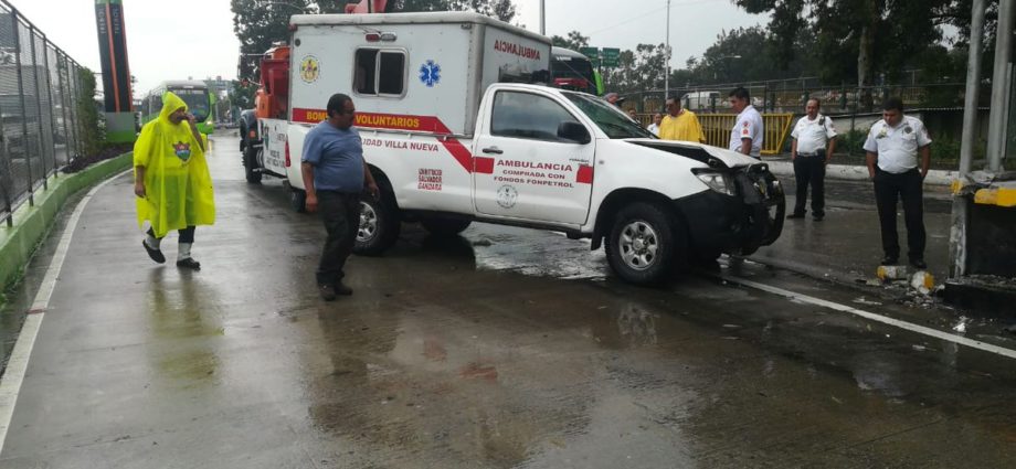 Ambulancia fuera de emergencia colisiona Transmetro