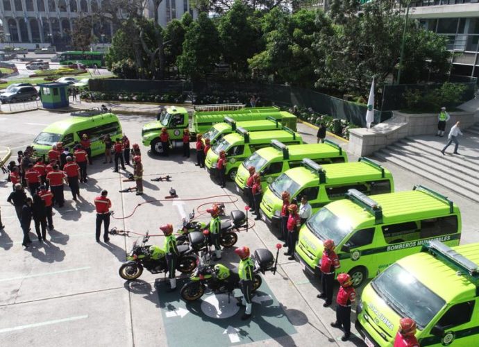 Municipalidad de Guatemala entrega nuevas unidades de emergencia y uniformes a Bomberos Municipales