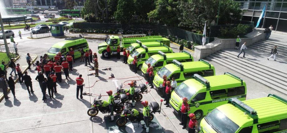 Municipalidad de Guatemala entrega nuevas unidades de emergencia y uniformes a Bomberos Municipales