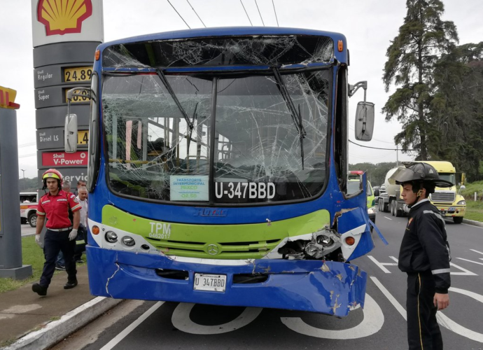 Colisión entre 2 buses de la ruta «Naranjo Express» deja al menos 15 lesionados
