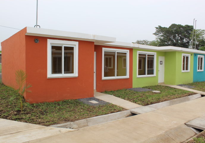 Gobierno de Guatemala entregó 168 viviendas listas para ser habitadas a damnificados por el volcán de Fuego