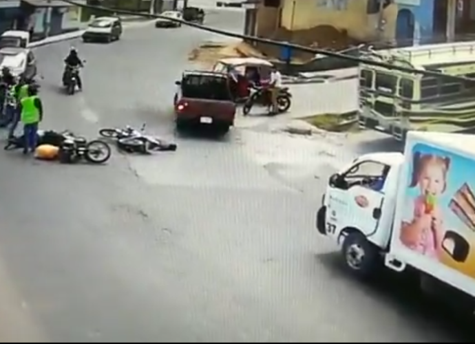 VIDEO: 2 motoristas chocan al intentar rebasar en medio de carriles