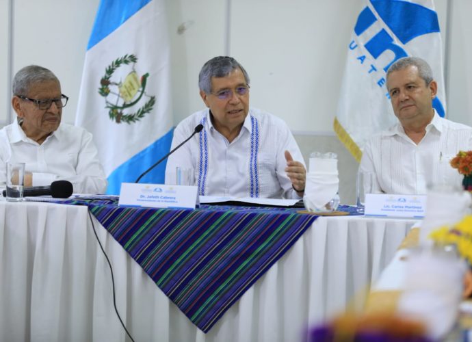 Presidente en funciones recibe informe de avances en la implementación de la Escuela Regional de Administración Pública en Petén