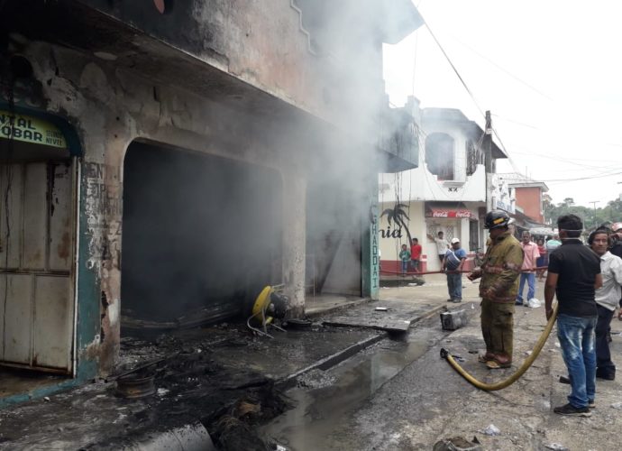Incendio estructural consume vivienda en la zona 7