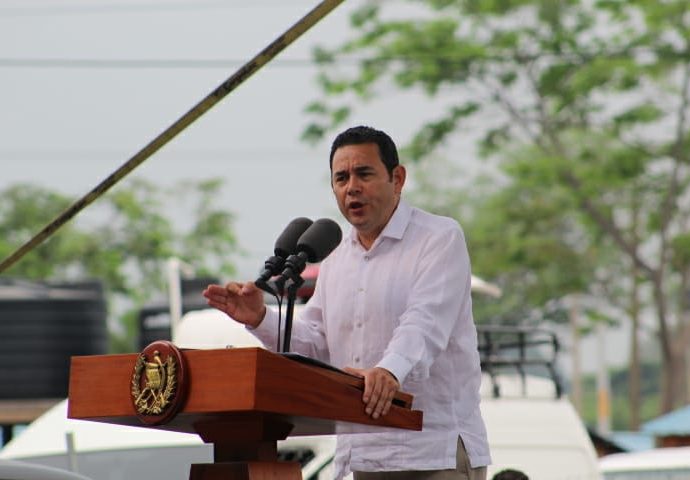 Presidente Jimmy Morales realiza recorrido en las viviendas entregadas en Escuintla
