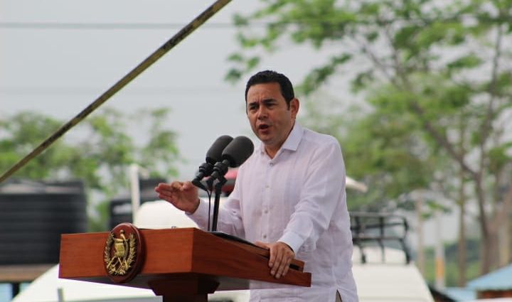 Presidente Jimmy Morales realiza recorrido en las viviendas entregadas en Escuintla