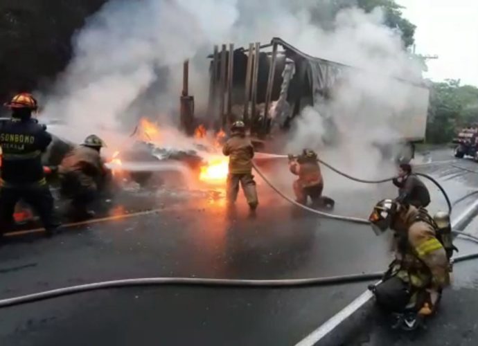 Camión cargado con azúcar se incendia en Ruta Nacional 14