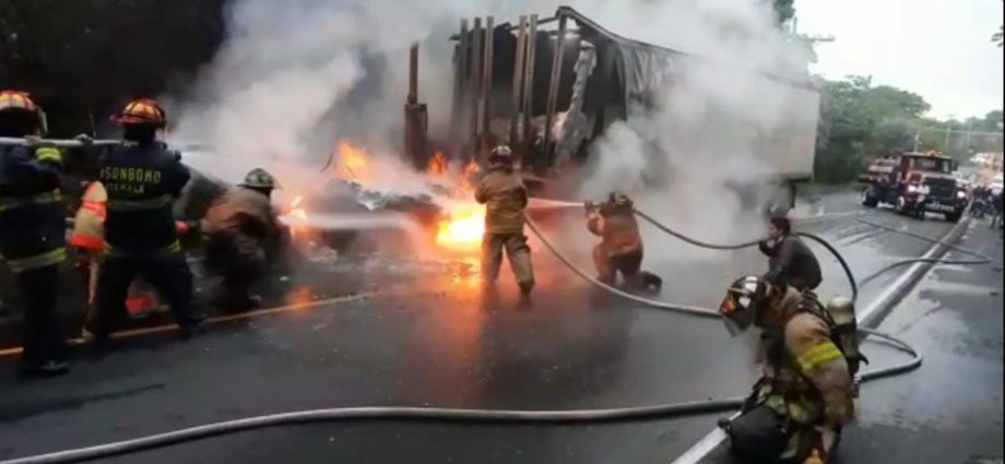 Camión cargado con azúcar se incendia en Ruta Nacional 14