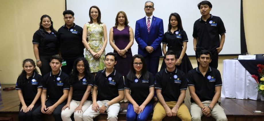 Primera dama Patricia de Morales alienta a jóvenes por servicio cívico que prestarán a Guatemala