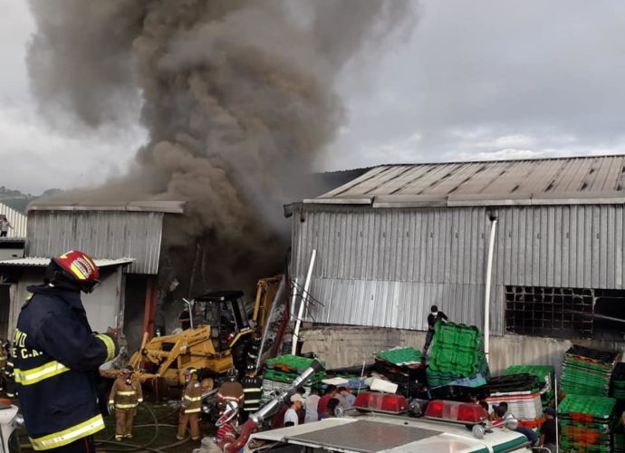 Incendio consume fábrica de hilos en Chimaltenango