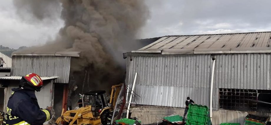 Incendio consume fábrica de hilos en Chimaltenango