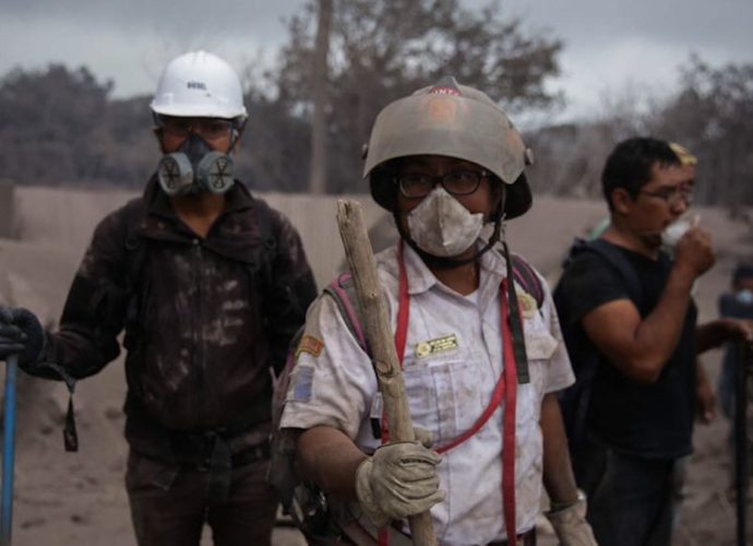 Bomberos son Reconocidos en Los Ángeles, EE.UU. a un año de la tragedia del volcán de Fuego