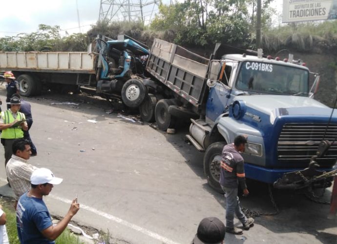Accidente de camiones en ruta de Milpas Altas a Bárcenas Villa Nueva