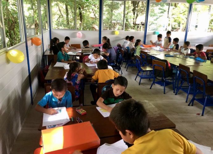 Mineduc invierte 14 millones de quetzales para reintegrar a estudiantes afectados por la erupción del volcán de Fuego