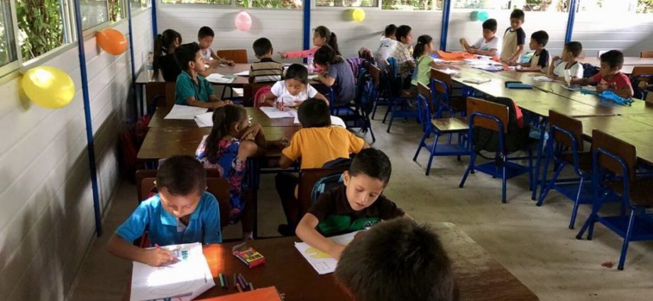 Mineduc invierte 14 millones de quetzales para reintegrar a estudiantes afectados por la erupción del volcán de Fuego