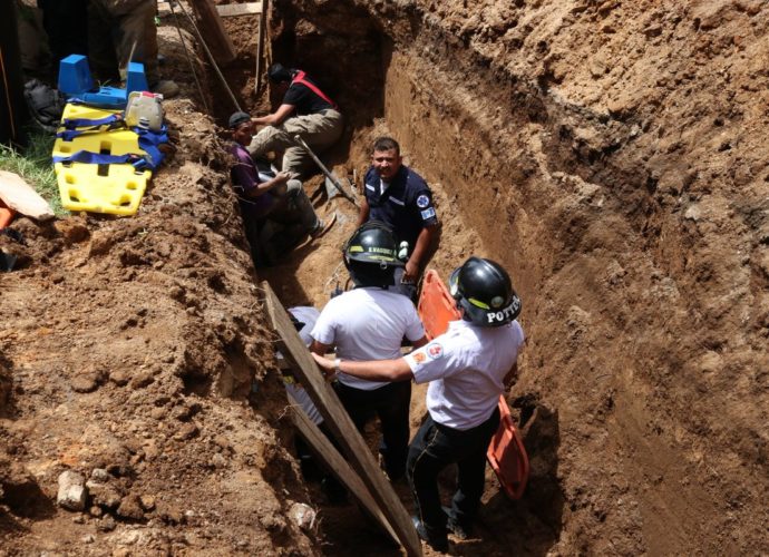 Dos hombres quedan soterrados mientras abrían una zanja en Pinula