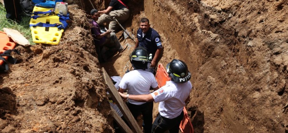 Dos hombres quedan soterrados mientras abrían una zanja en Pinula