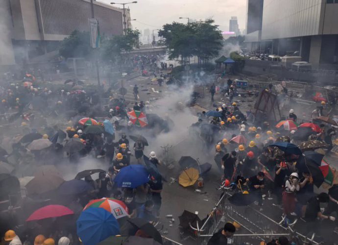 Violentas protestas en Hong Kong por la ley de extradición a China