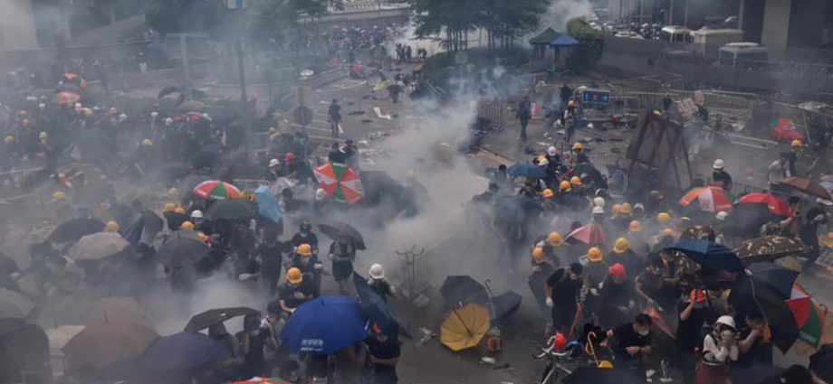 Violentas protestas en Hong Kong por la ley de extradición a China