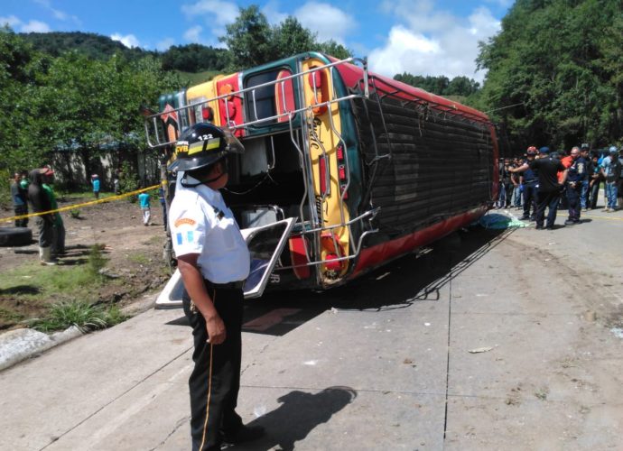 Bus vuelca en Chichicastenango, Quiché
