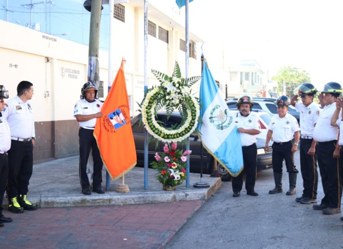 Rinden homenaje a bomberos fallecidos en erupción del volcán de Fuego del 3 de junio