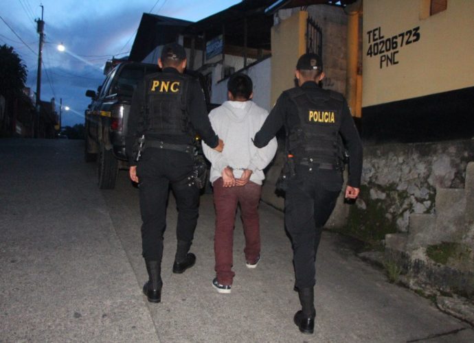 Recapturan a reo que se había fugado del Hospital Regional de Cobán