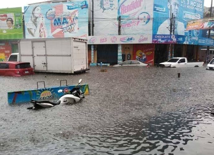 Fuertes lluvias provocaron complicaciones en calles de la ciudad de Guatemala