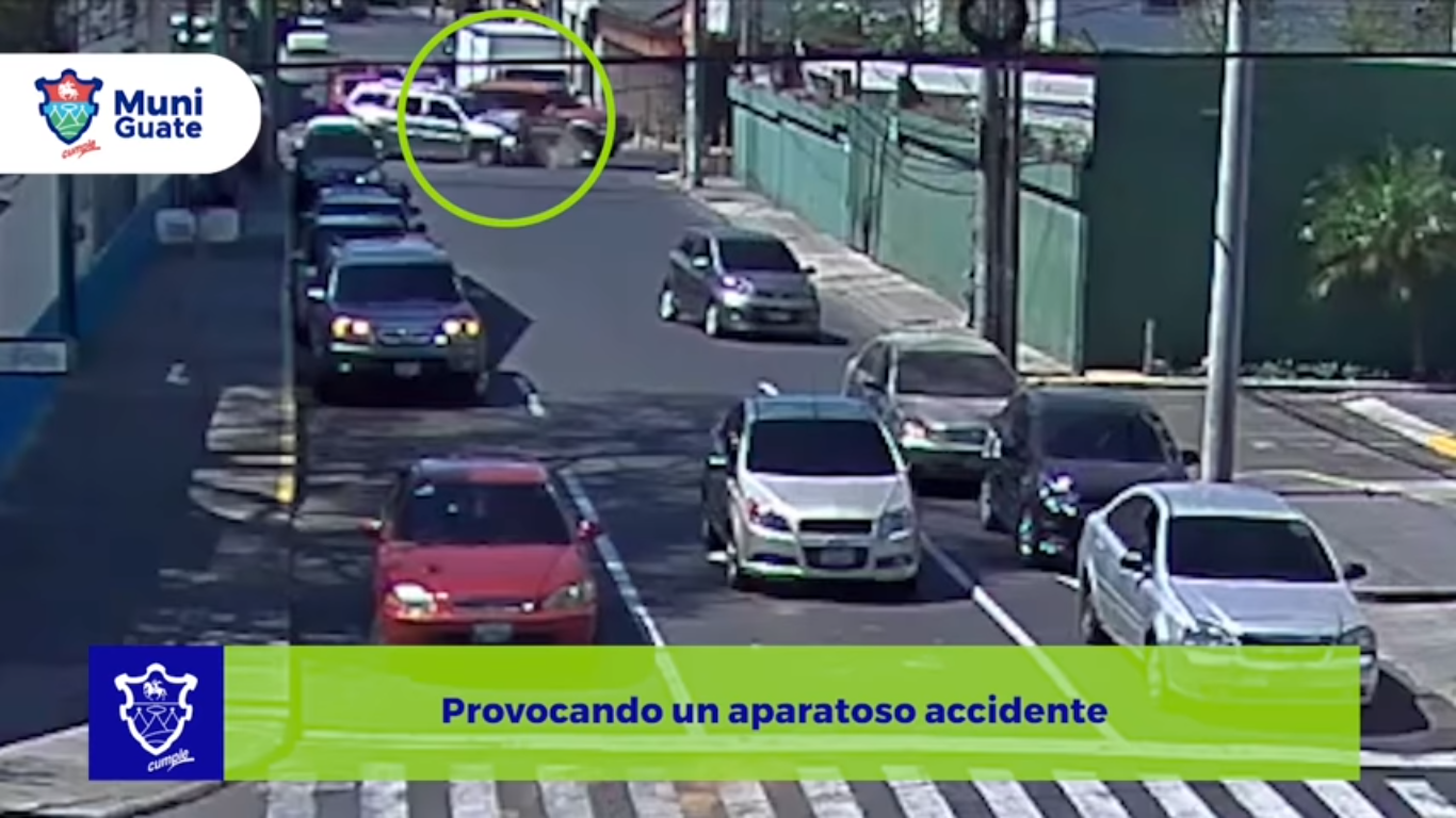 Vehículo se pasa semáforo en rojo y provoca fuerte accidente en zona 10 ...
