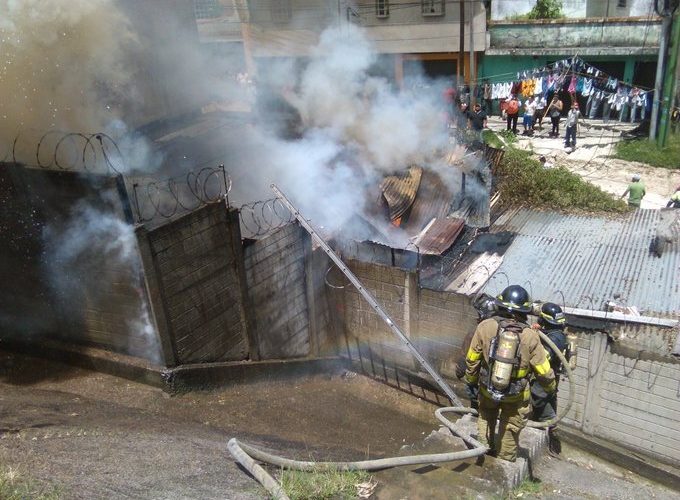 Bomberos combaten incendio en varias viviendas en Santa Catarina Pinula
