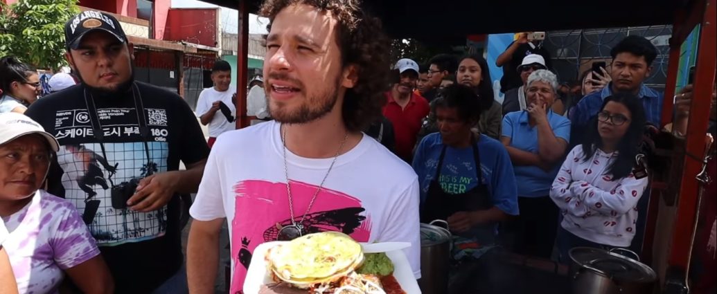 Luisito come comida callejera en Guatemala
