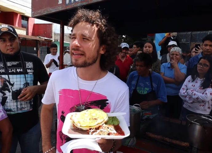 Luisito Comunica prueba “comida callejera” en Guatemala