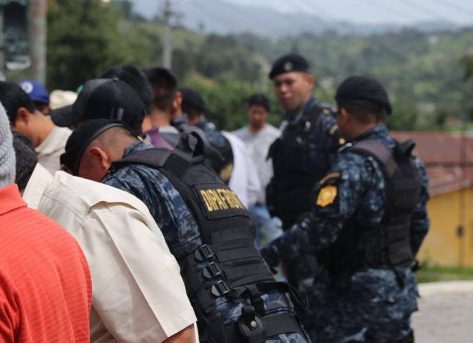 Tras operativo en Retalhuleu PNC remite a 96 migrantes