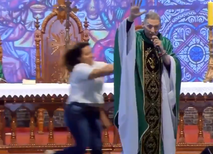 Mujer empuja del escenario al Padre Marcelo Rossi en plena misa
