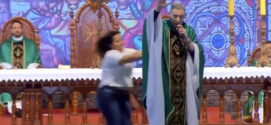 Mujer empuja del escenario al Padre Marcelo Rossi en plena misa