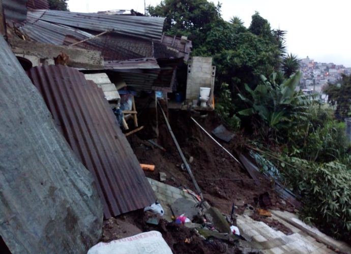 Deslizamiento de tierra mantiene en alerta a la comunidad de El Limón, zona 18