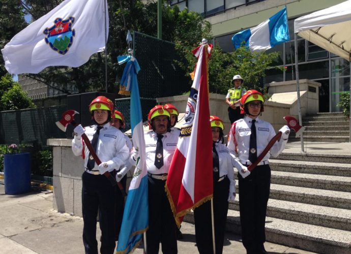 Bomberos Municipales festejan graduación