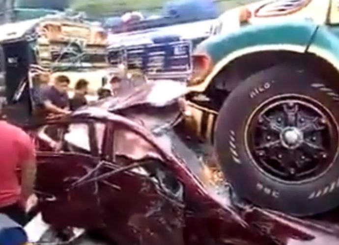 [VIDEO] Bus extraurbano aplasta un vehículo y cinco más quedaron dañados