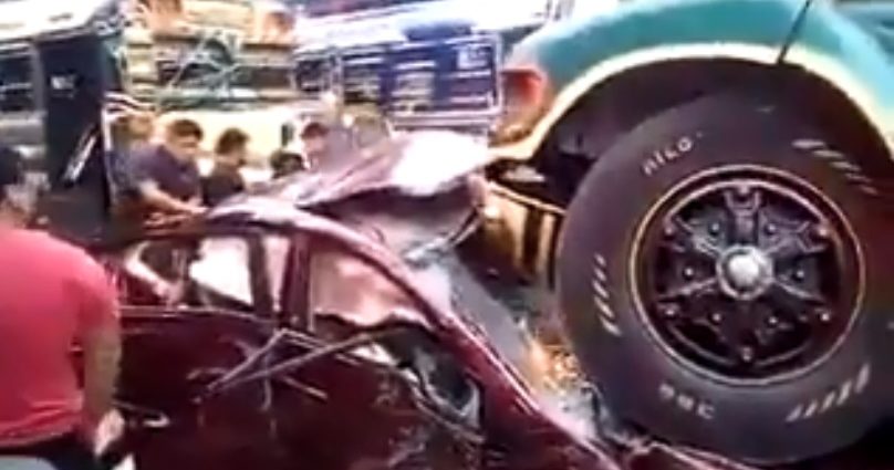 [VIDEO] Bus extraurbano aplasta un vehículo y cinco más quedaron dañados