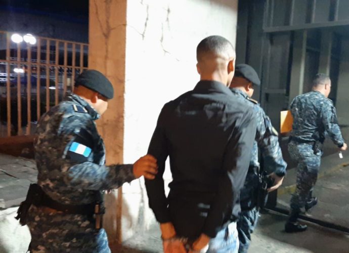 Capturado en Aeropuerto portaba documentos falsos