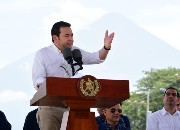 Presidente Morales participa en la entrega de viviendas en proyecto La Dignidad