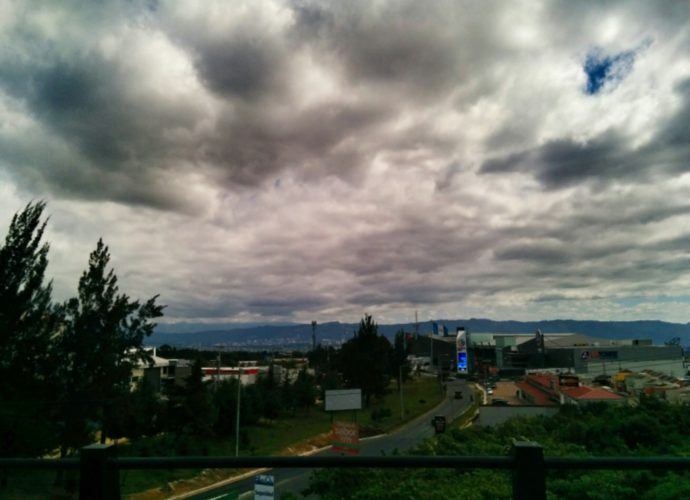Pronostican ambientes húmedos, nublados y de lluvias en las próximas horas