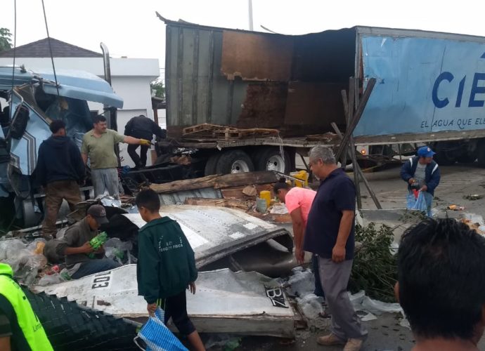 Tráiler vuelca en Ruta al Atlántico