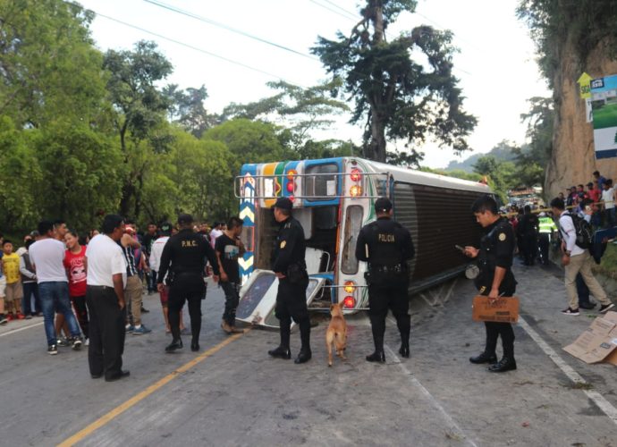 Accidente de bus en San José Pinula deja un fallecido y varios heridos