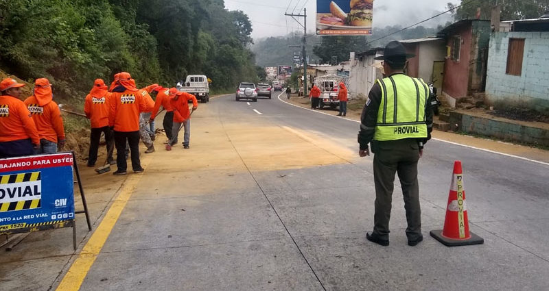 Derrumbe obstaculiza carril hacia la Antigua Guatemala