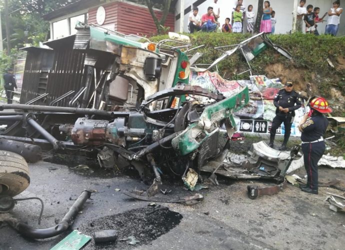 Bus queda destruido al volcar en Ruta al Pacifico